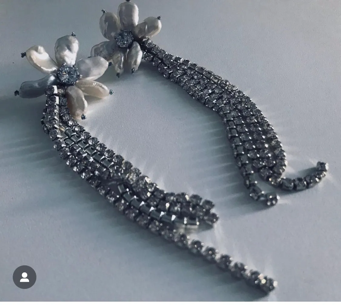 Mela Flower Pearl Earrings