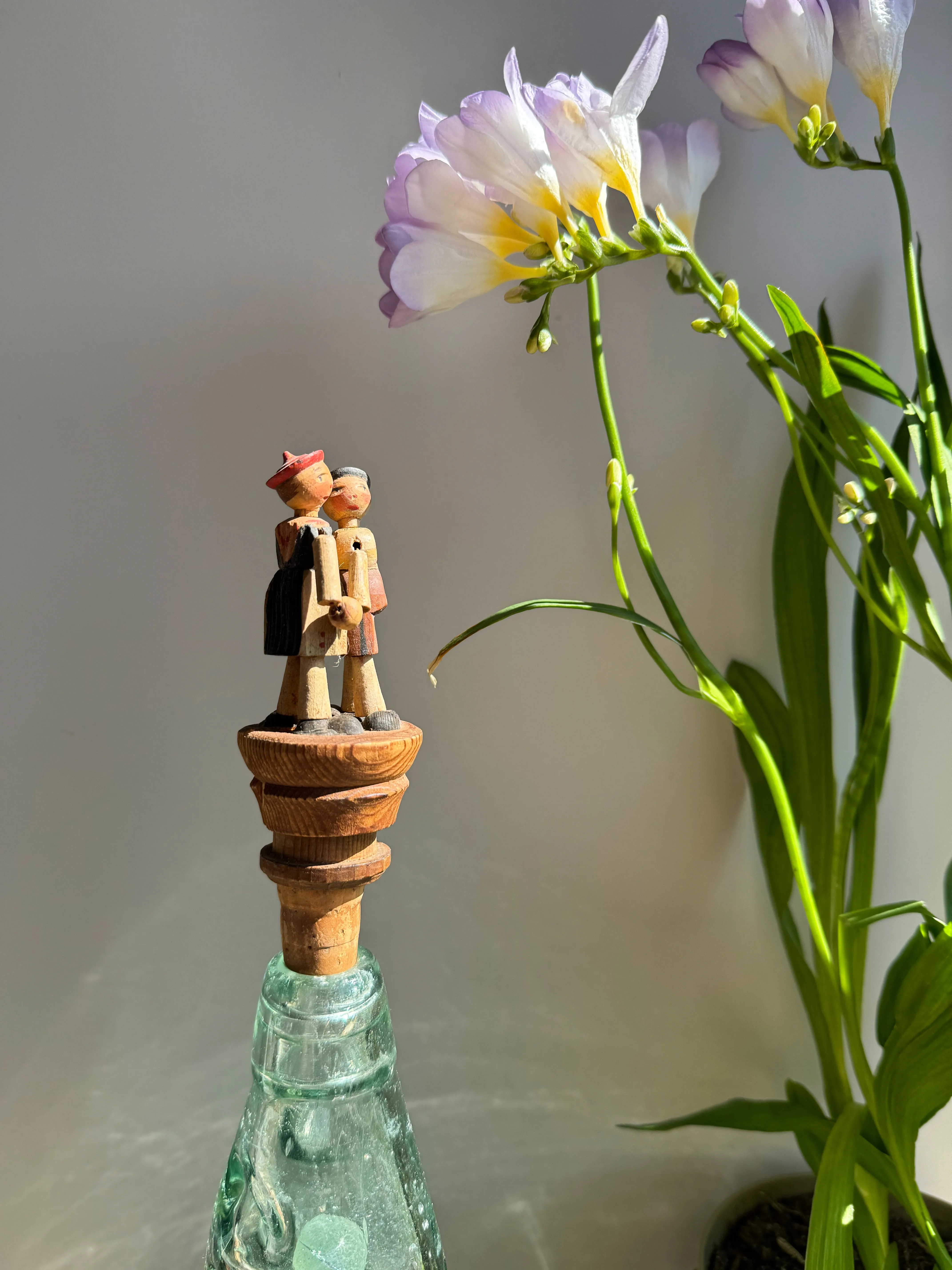 Vintage Hand-Carved Drunk Couple Bottle Stopper